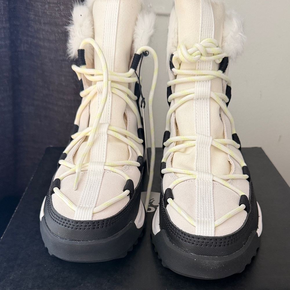 NEW IN BOX. NEVER WORN Sorel Cream and Black Winter Boots size 12